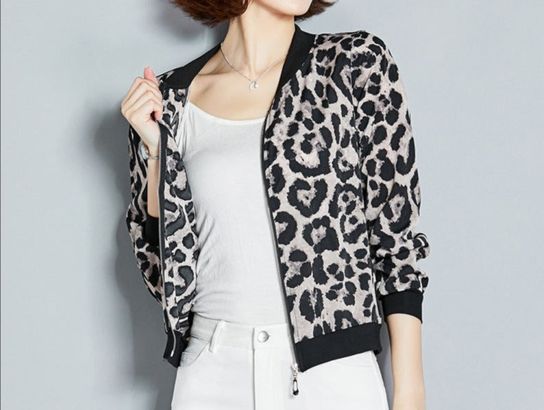 Trendige kurze Bomberjacke von Avelena mit Leopardenmuster