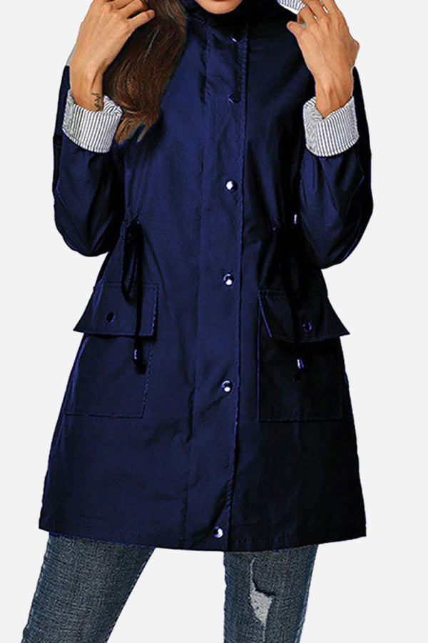 Wasserdichter, gestreifter Windbreaker mit Kapuze von Vythelora