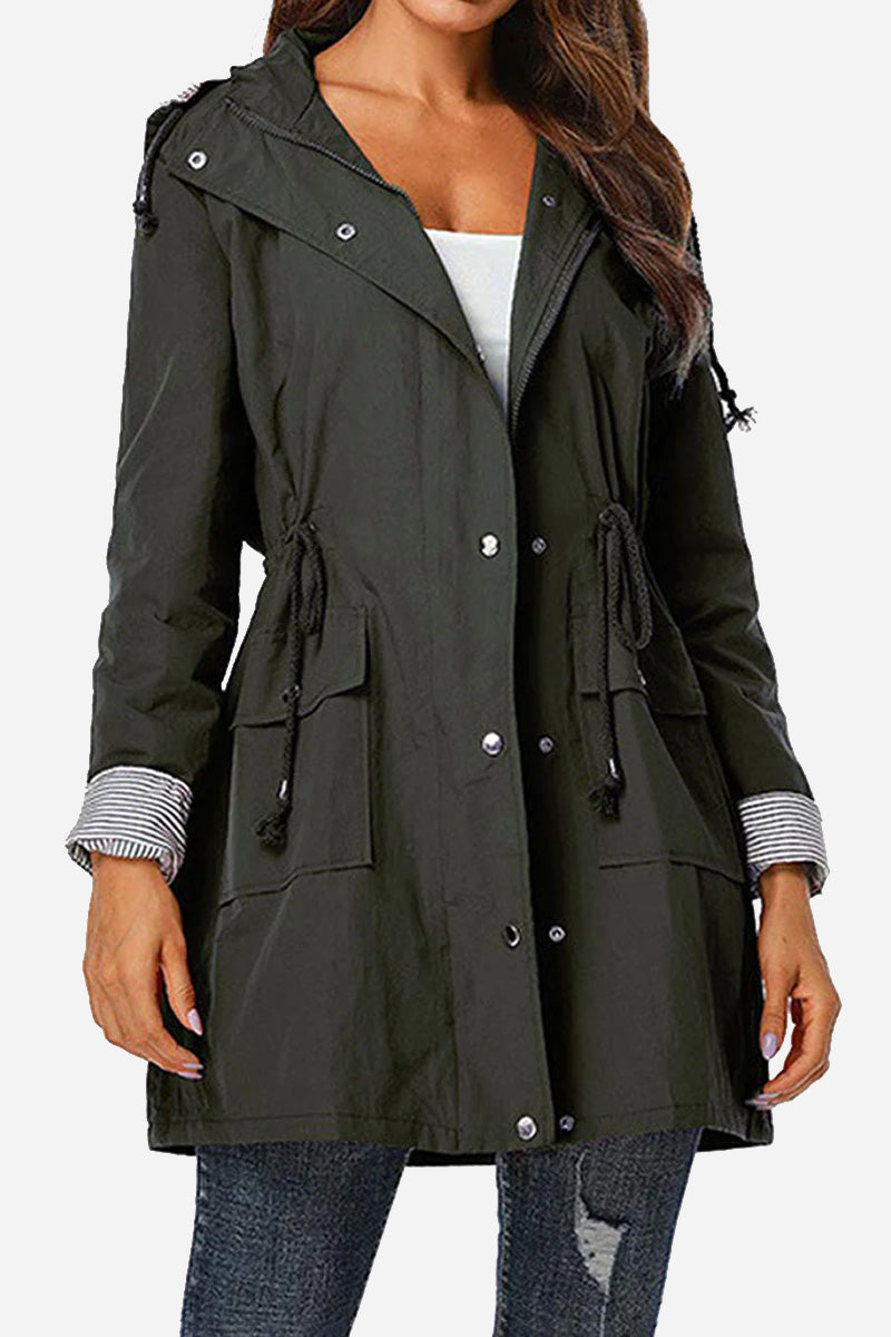 Wasserdichter, gestreifter Windbreaker mit Kapuze von Vythelora