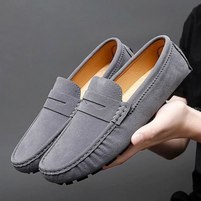 Weiße Herren-Slipper aus Leder im trendigen Freizeit-Look