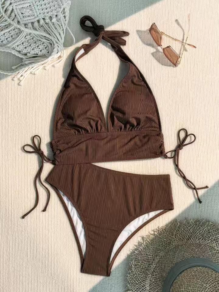 Verspielter Damen-Bikini mit Dreieck-Oberteil, hohem Beinausschnitt und Bindeband - MODEGEIST