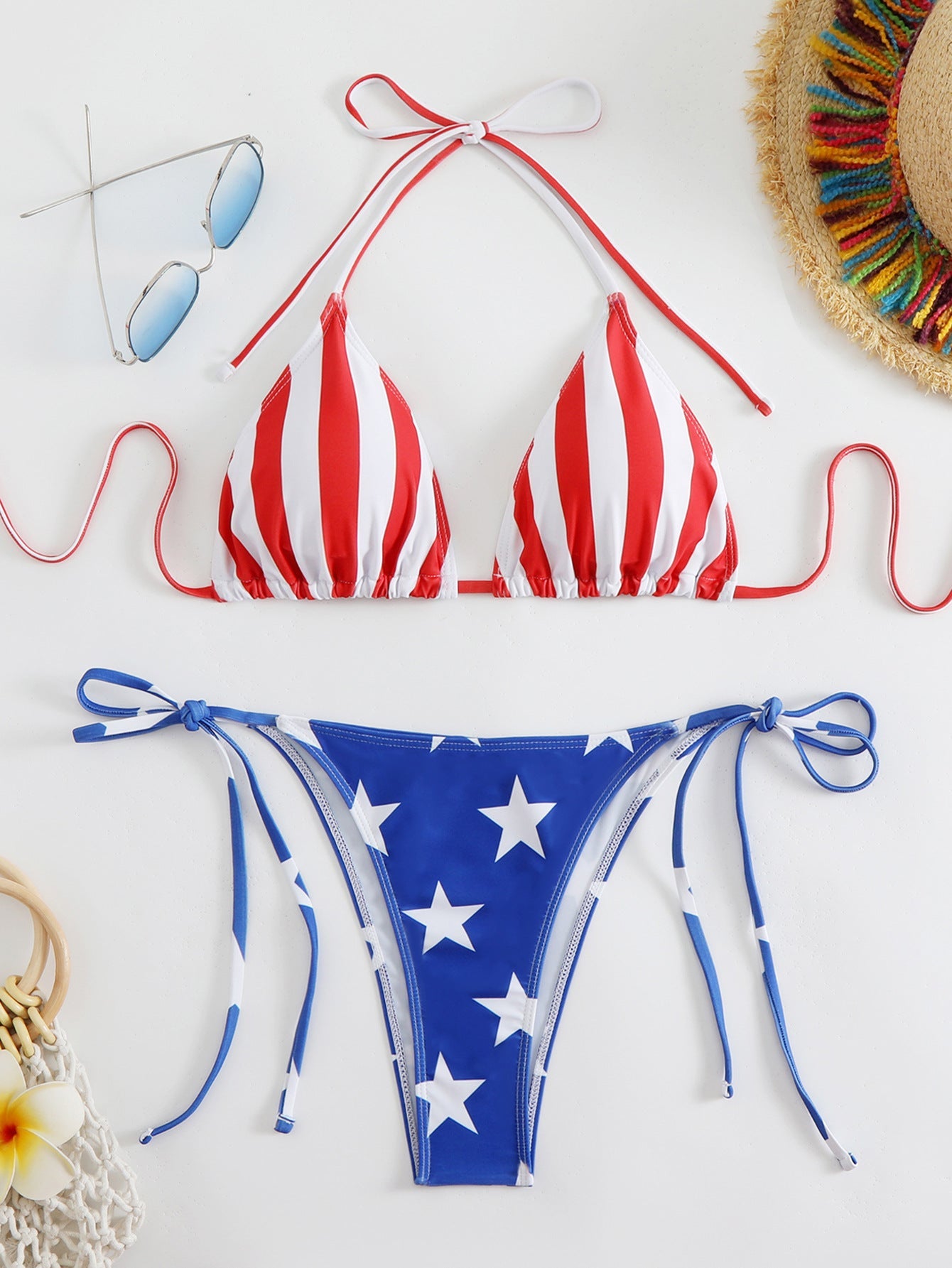 Trendiger Damen-Bikini mit Dreiecks-Oberteil, Halterneck und Sternen-Streifen-Muster