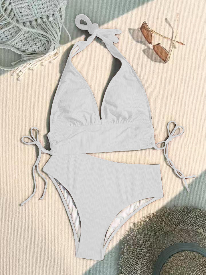 Verspielter Damen-Bikini mit Dreieck-Oberteil, hohem Beinausschnitt und Bindeband - MODEGEIST