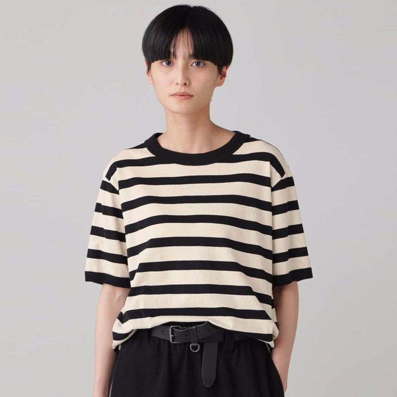 Weites Damen-Shirt mit Streifenmuster und kurzen Ärmeln von MODEGEIST