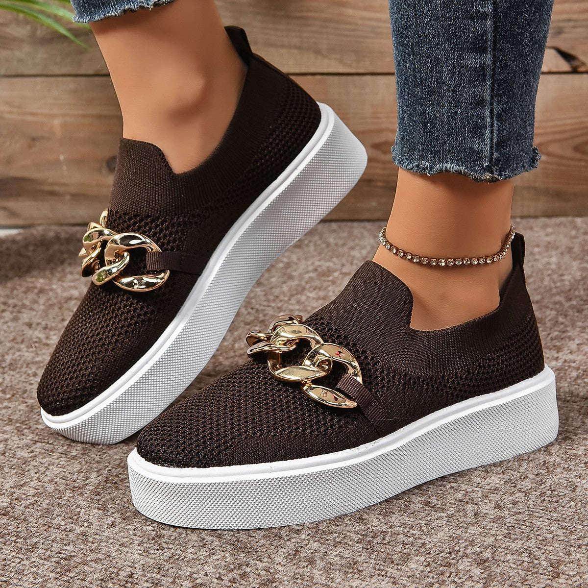 Trendige Damensneaker mit Metallketten und bequemer Gummisohle von MODEGEIST
