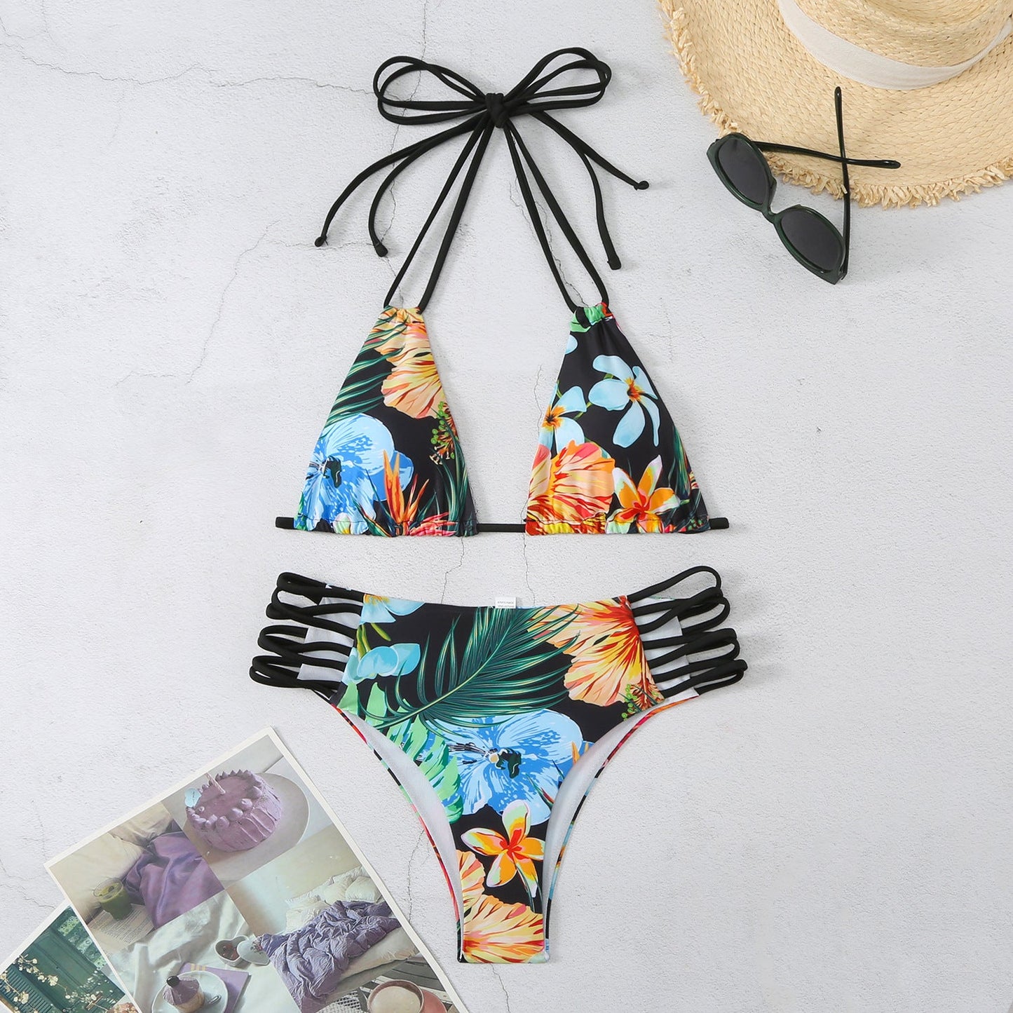 Unikat-Bikini mit Dreieck-Oberteilen, Schnürungen und floralem Muster von MODEGEIST