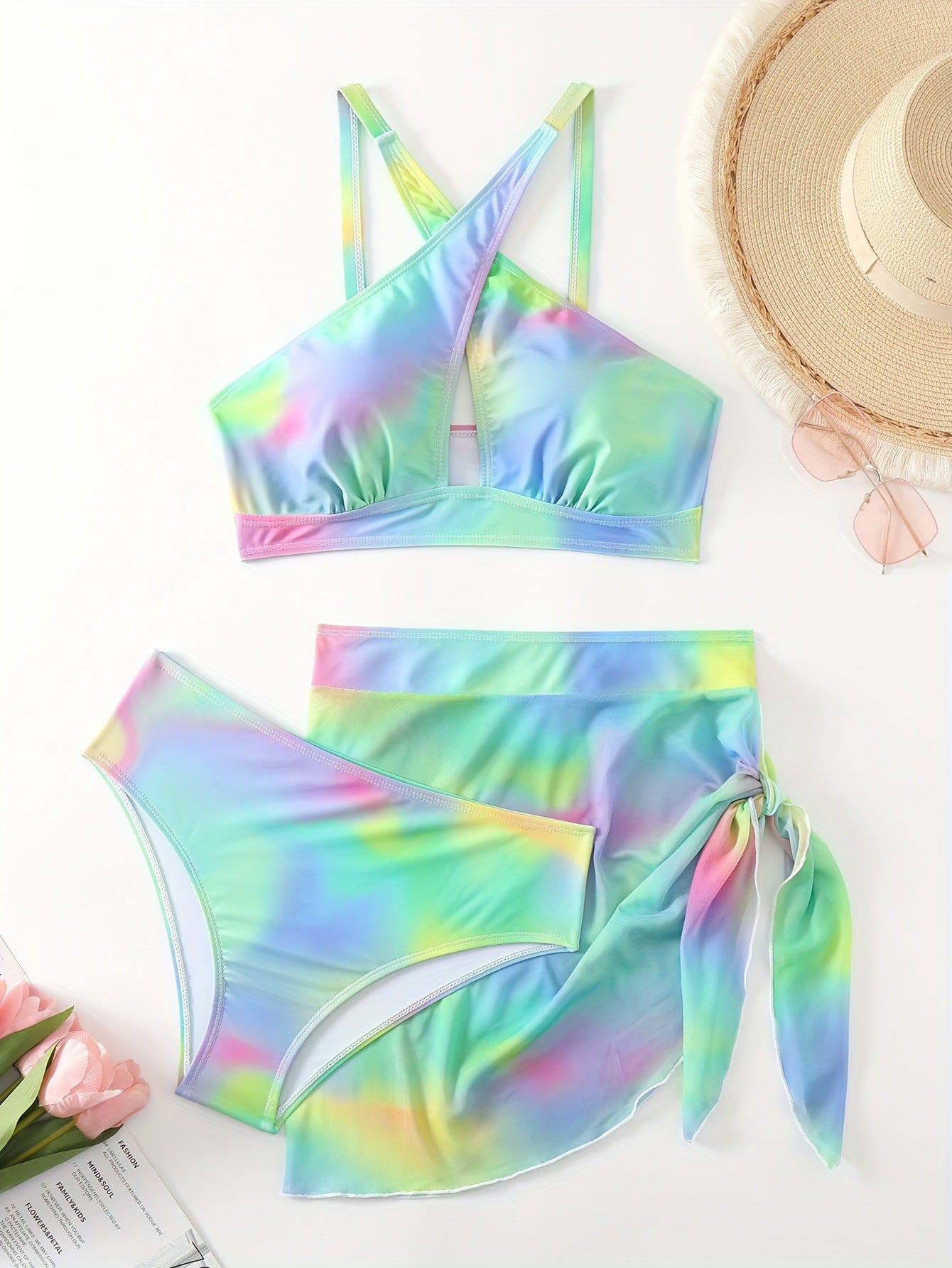 Trendiger Damen-Bikini mit Wickelrock und angesagtem Muster