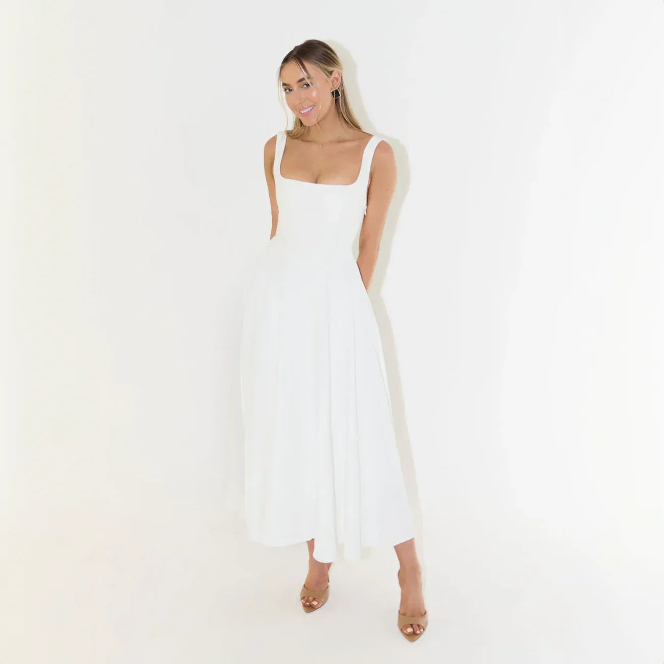 Xylla: Ein traumhaftes weißes Kleid für ein Date
