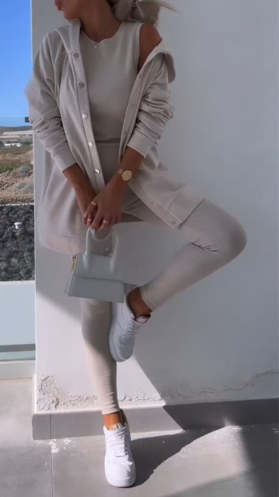 Fudus Strickjacke und Kapuzenpullover