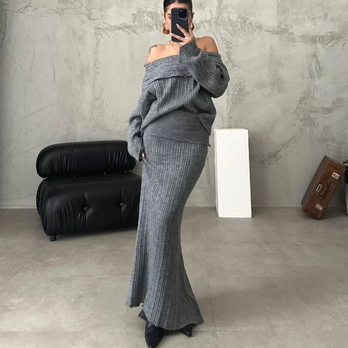 ModeGeist | Elegantes Satz Aus Schulterfreiem Pullover und Tailliertem Strickrock