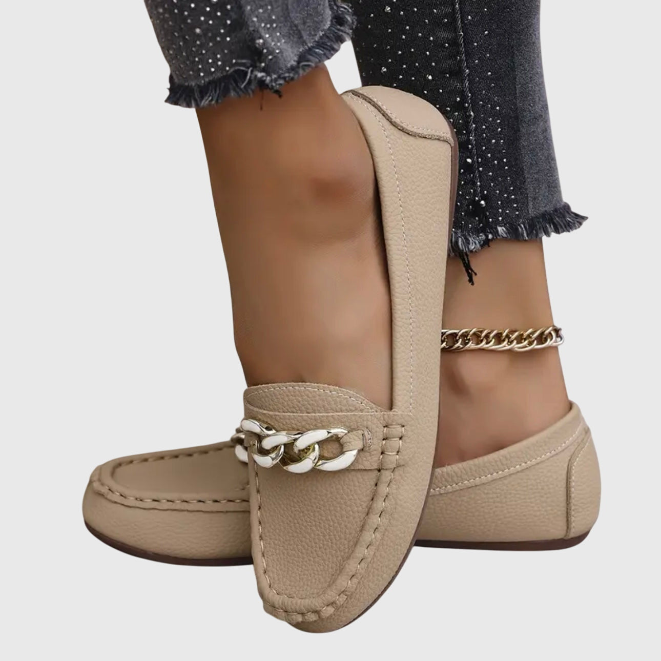 MODEGEIST Damen Slip-On Loafer Flach Weiß Gold-Kette Detail Mokassin