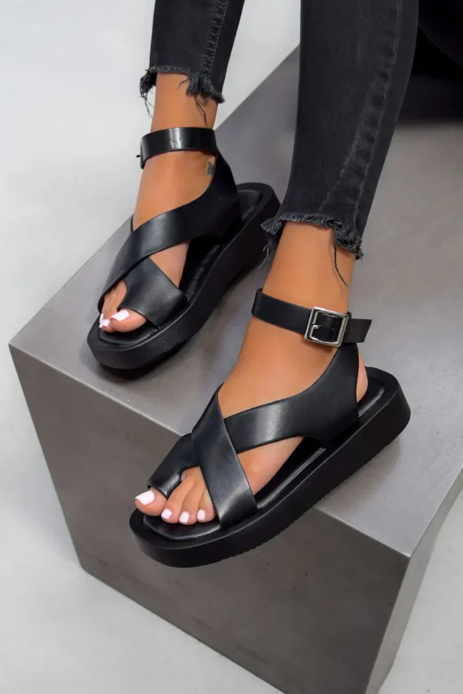 MODEGEIST Damen Plateau-Sandalen Flach Schnallendetail Casual