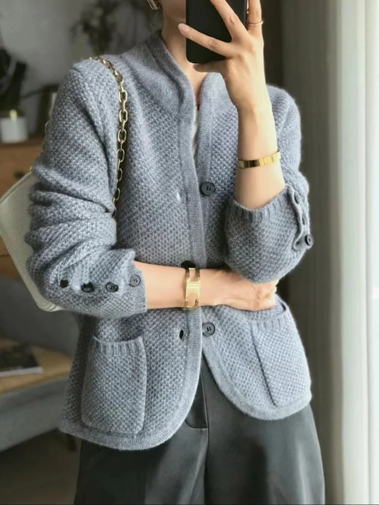 ModeGeist | Eleganter Strickcardigan mit Hohem Kragen