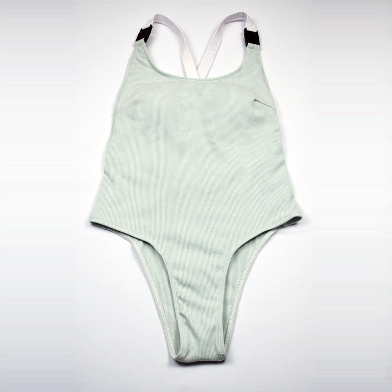 Moderner, sportlicher Badeeinteiler für Damen mit Kreuzträgern und angesagtem Design von MODEGEIST