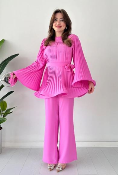 Antonia: Set mit plissiertem Schlaghose-Oberteil und Hose