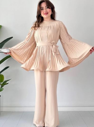 Antonia: Set mit plissiertem Schlaghose-Oberteil und Hose