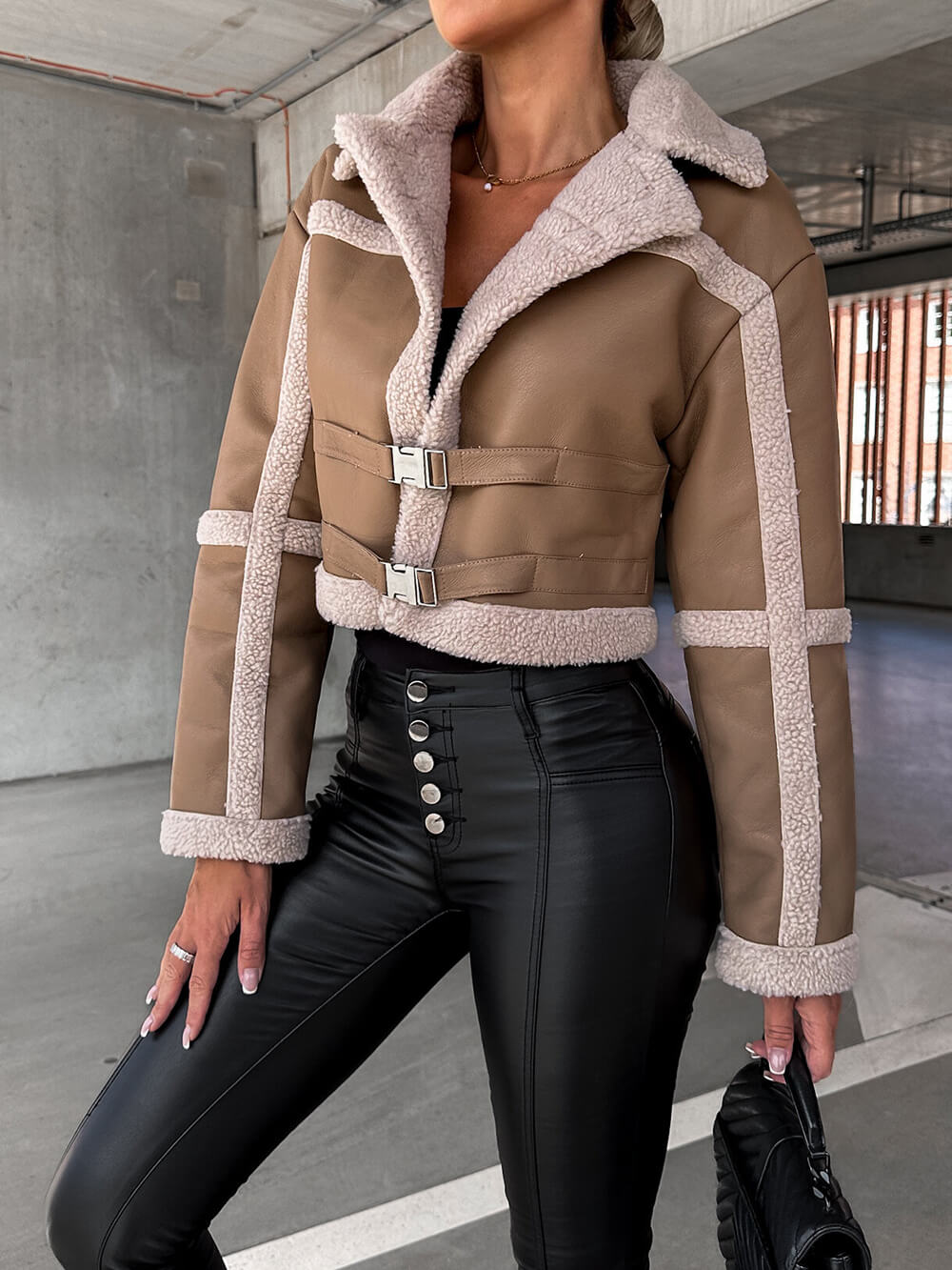 ModeGeist | Elegante Lederjacke mit Plüschbesatz