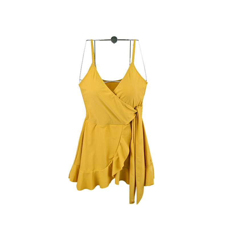Eleganter Damen-Badeanzug mit flatterndem Rock und raffinierten Träger-Schleifen von MODEGEIST