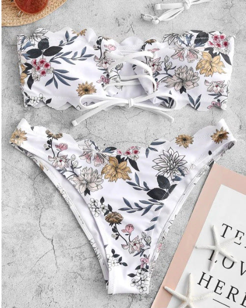Modischer Damen-Bikini mit Blumenmuster und Schnürung von MODEGEIST