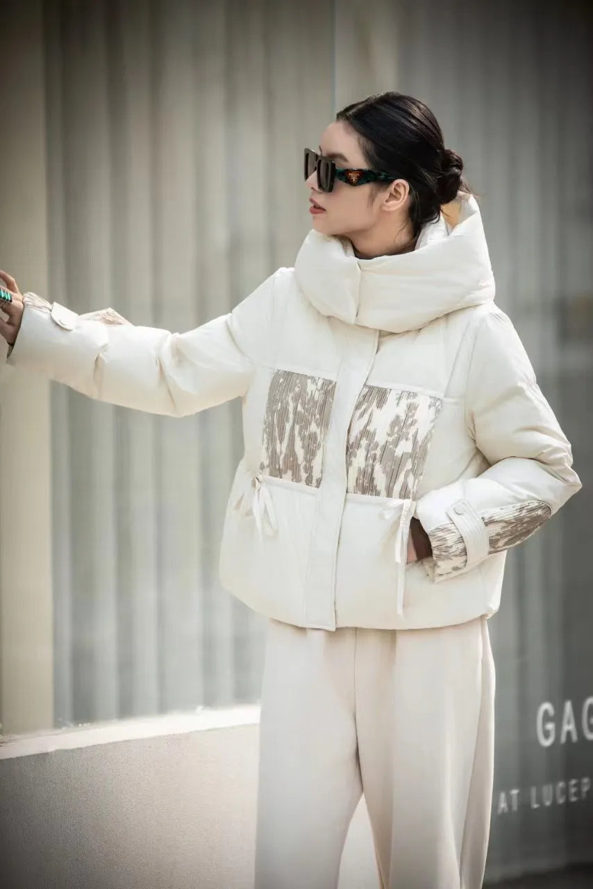 ModeGeist | Daunenjacke mit Kapuze und weichen Nähten
