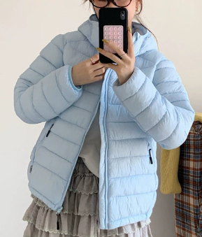 Damen ultraleichte Pufferjacke mit abnehmbarer Kapuze und elastischem Saum ModeGeist