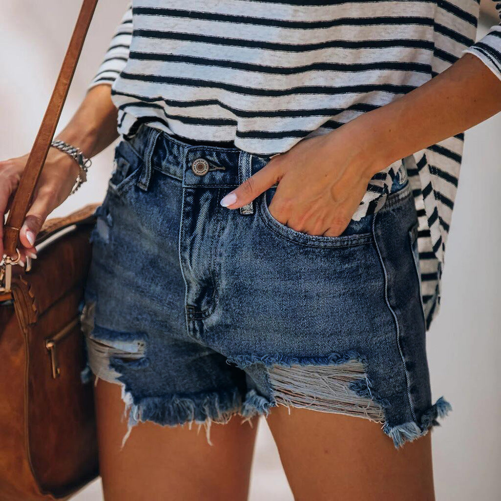 Lässige Damen Jeansshorts im Vintage-Stil mit ausgefransten Säumen und angesagten Rissen von MODEGEIST
