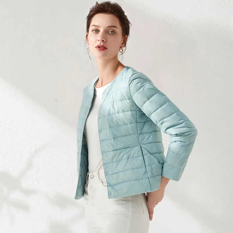 ModeGeist | Leichte, kragenlose und figurbetonende Damen-Daunenjacke