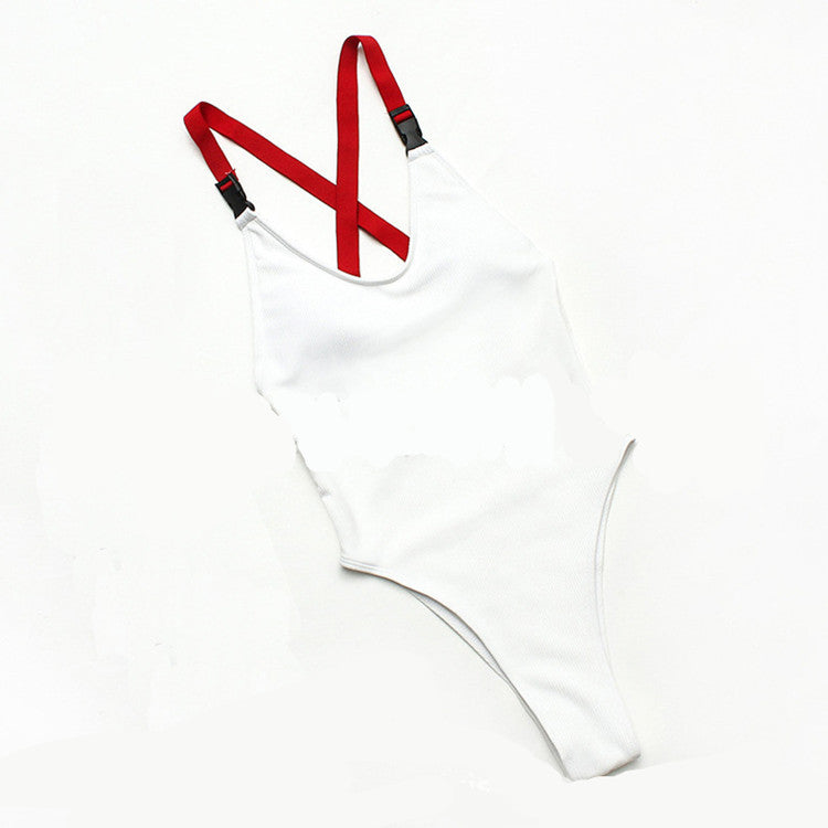Moderner, sportlicher Badeeinteiler für Damen mit Kreuzträgern und angesagtem Design von MODEGEIST