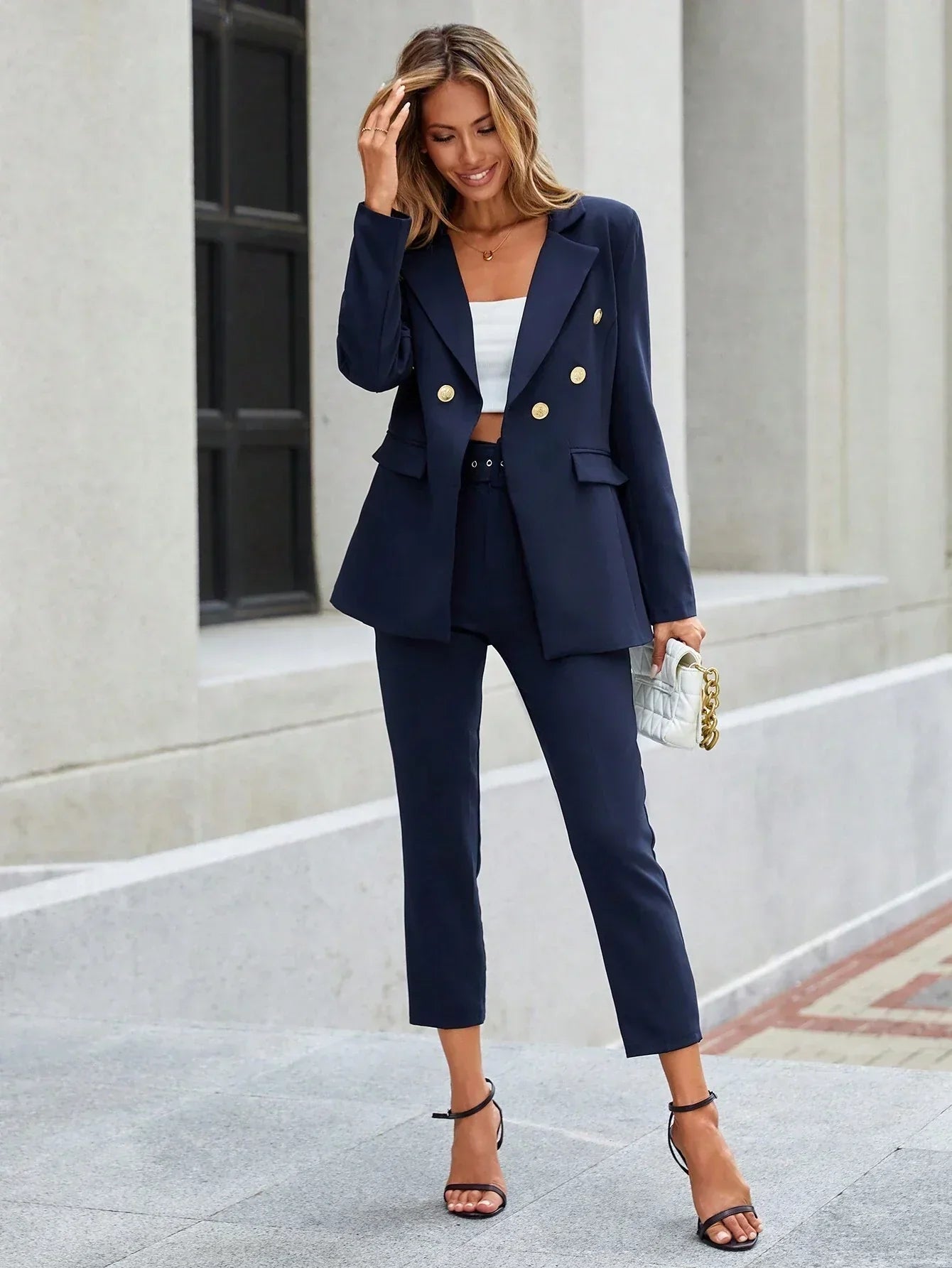 Noella: Elegantes Blazer-Hosen-Set mit Gürtel und Knöpfen