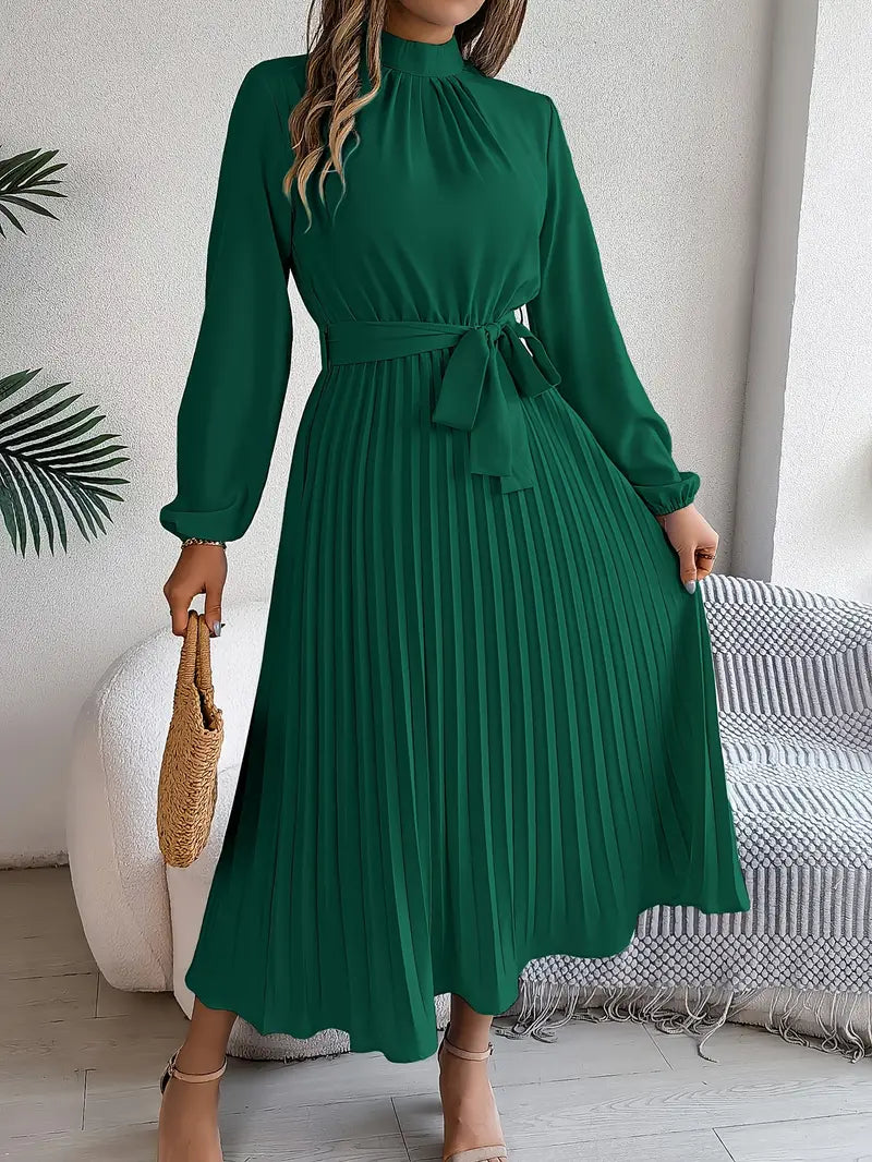 ModeGeist | Schlichtes Kleid mit Stehkragen und Plissiertem Gürtel