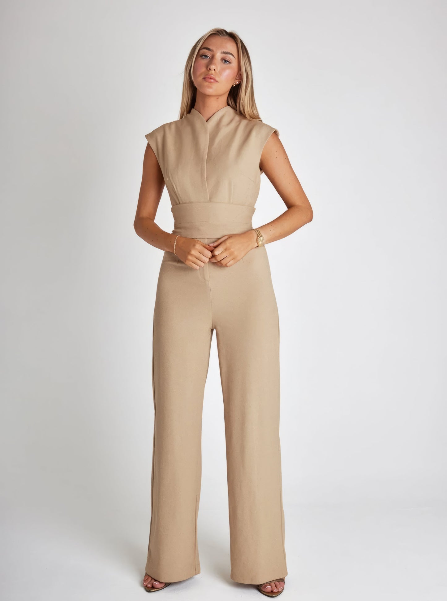 Levara:  Ein eleganter Jumpsuit mit stilvollem Design