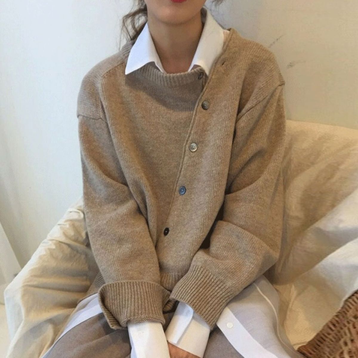 MODEGEIST Damen Strick-Cardigan Asymmetrische Knöpfe Offener Schnitt