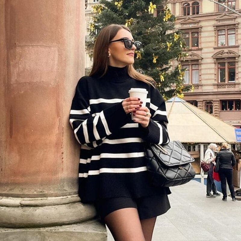 ModeGeist | Wunderschöner Pullover mit Breiten Streifen und Stehkragen