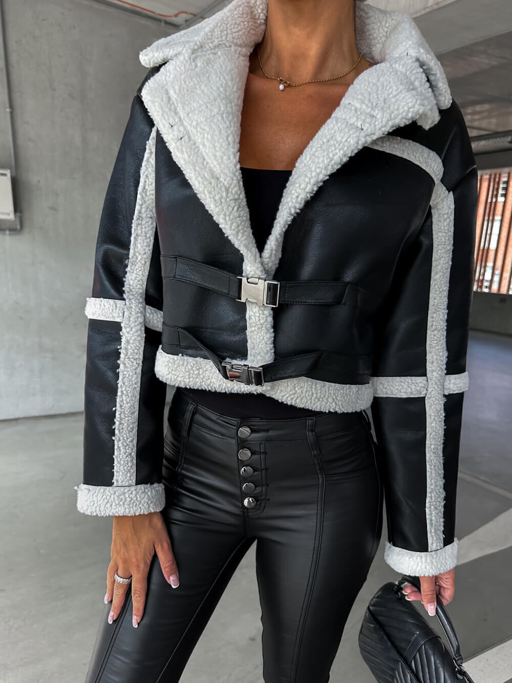 ModeGeist | Elegante Lederjacke mit Plüschbesatz