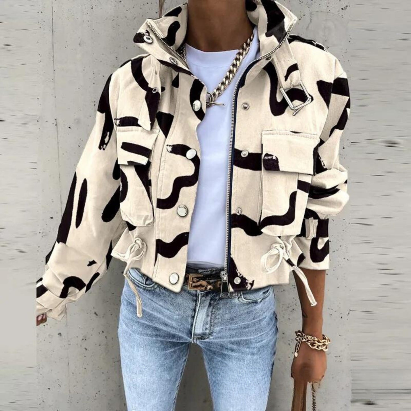 ModeGeist | Kurze Jacke mit Grafischem Muster Baumwolle Mutig, Urban