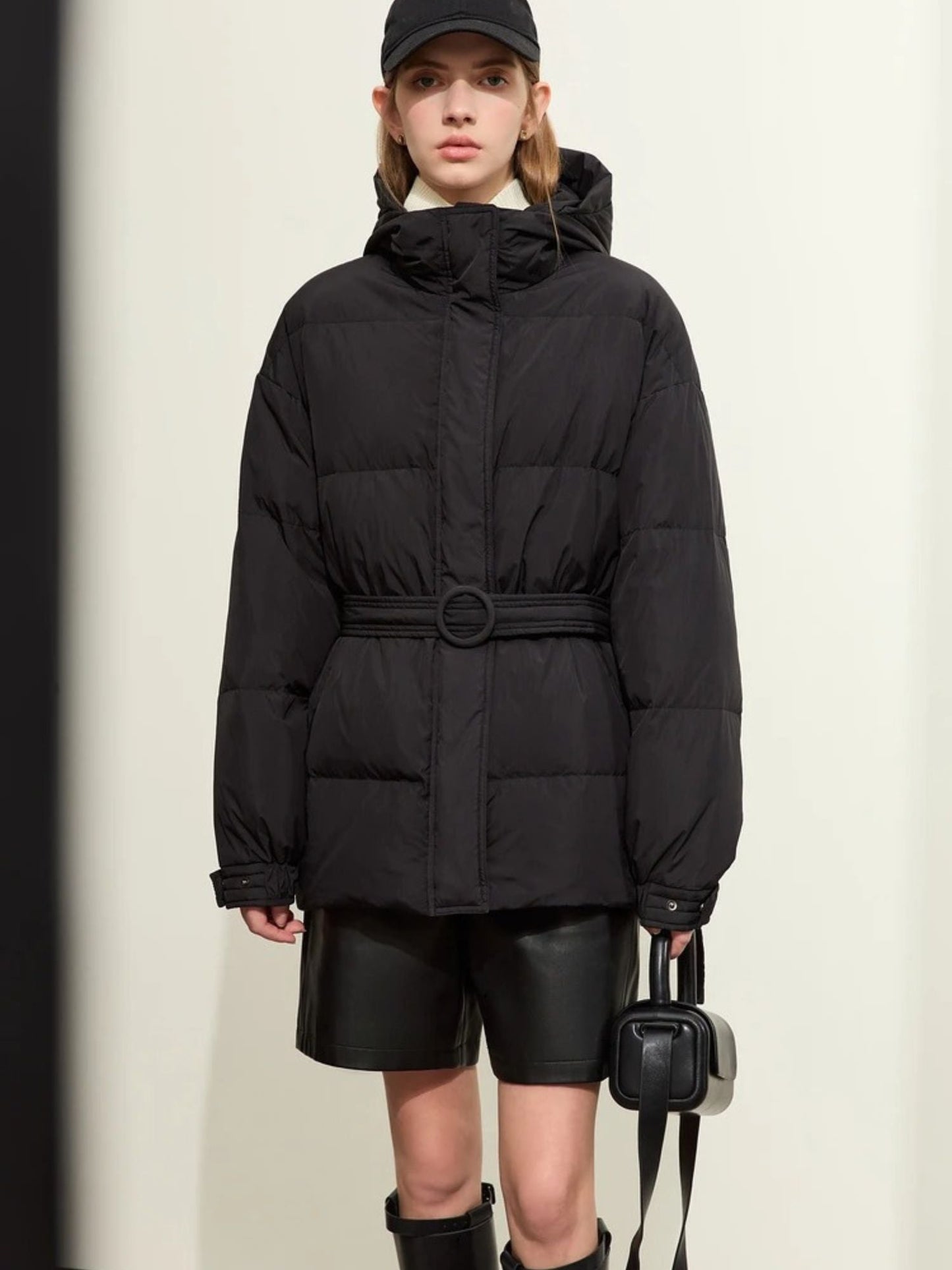 ModeGeist | Dicke Kapuzen Daunenjacke mit Gürtel