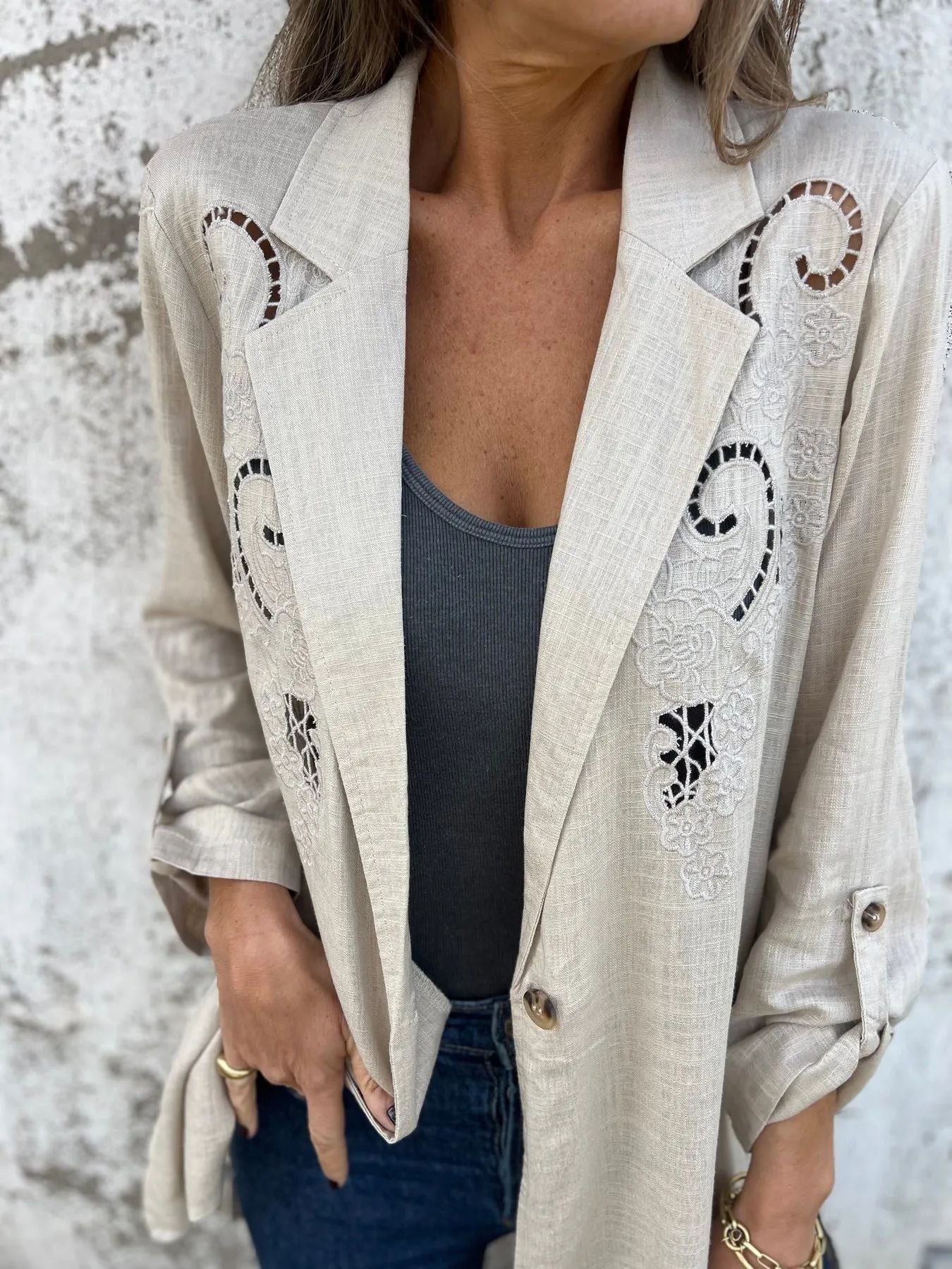 ModeGeist | Blazer mit Stickerei und Ausschnitten Klassischer Schnitt Raffiniert und Einzigartig