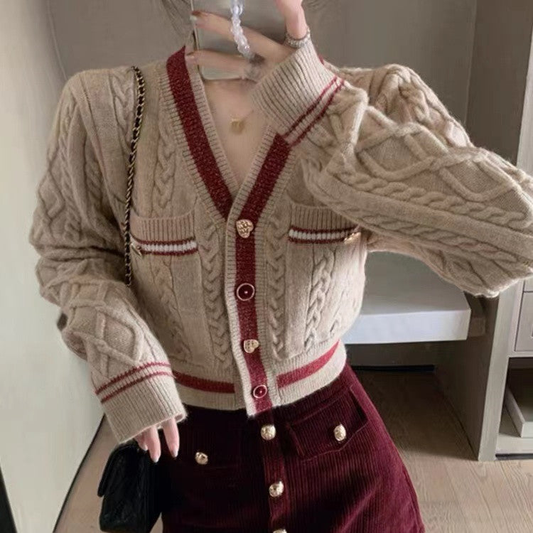 ModeGeist | Kurze Strickjacke Elegant und Modern Kontrastdetails