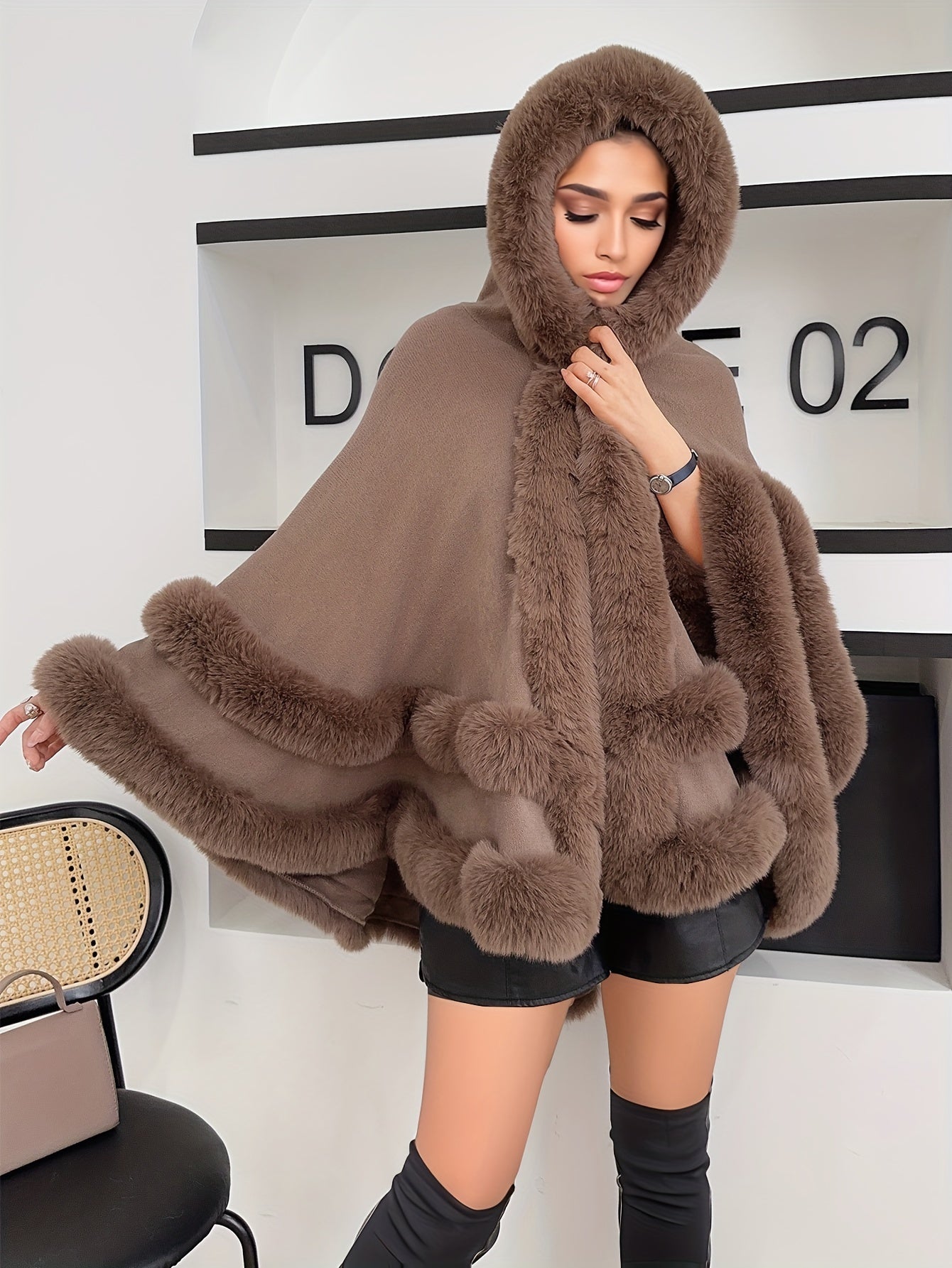 ModeGeist | Oversized Furry Cape Jacke für Frauen