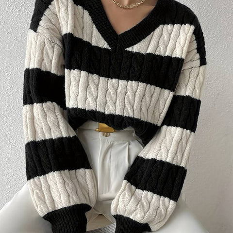 ModeGeist | Gestreifter eleganter Pullover mit V-Ausschnitt