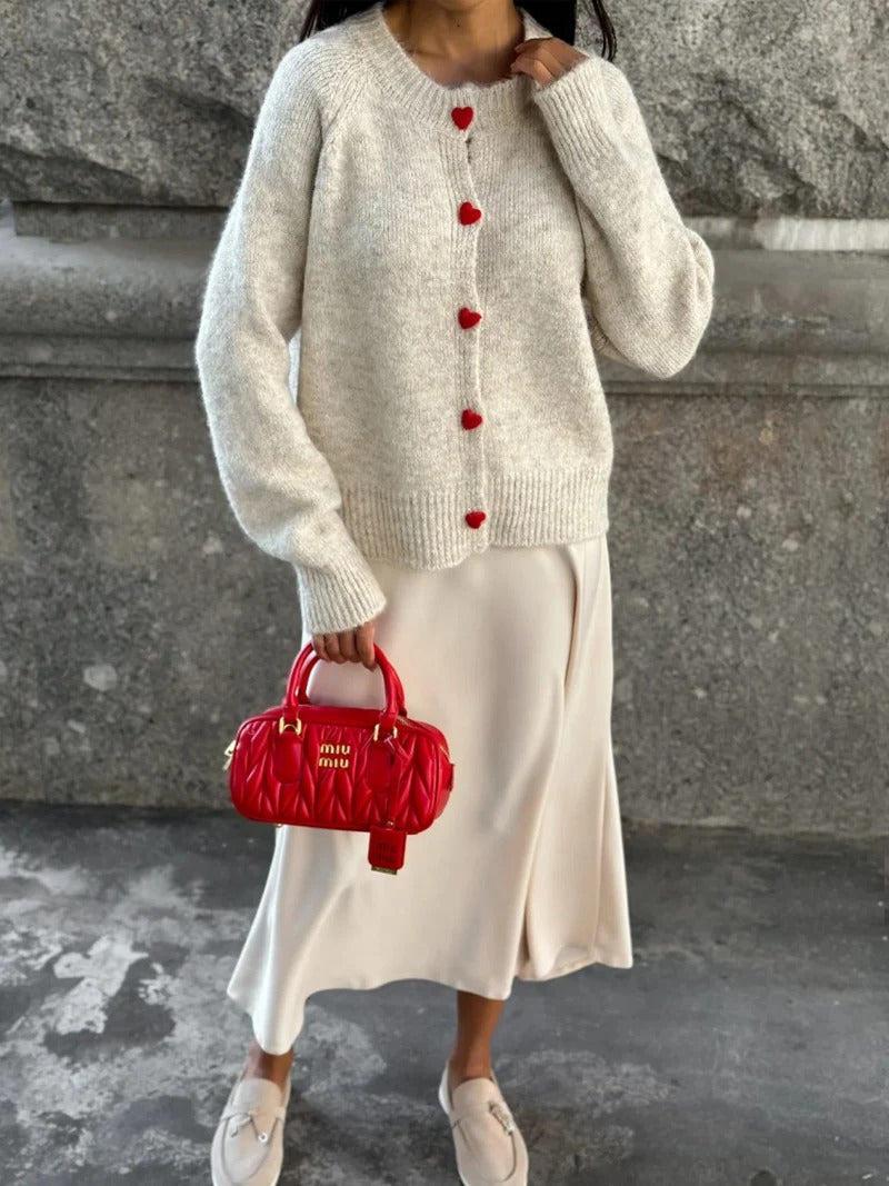 ModeGeist | Kuschelige Strickjacke mit Herzknöpfen