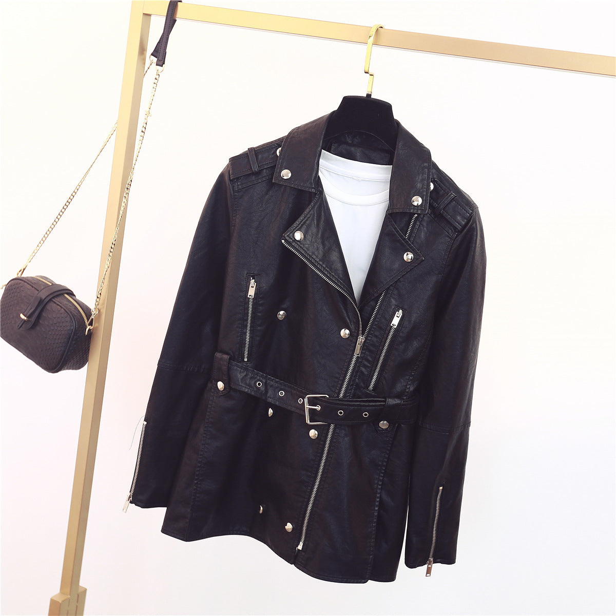 Damen zeitlose Bikerjacke aus Kunstleder mit Gürtel und Reißverschlussdetails ModeGeist