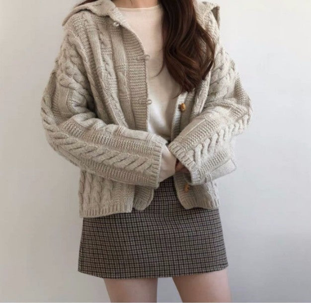 Damen Strickjacke mit voluminösen Ärmeln und detailreicher Zopfmusterung ModeGeist