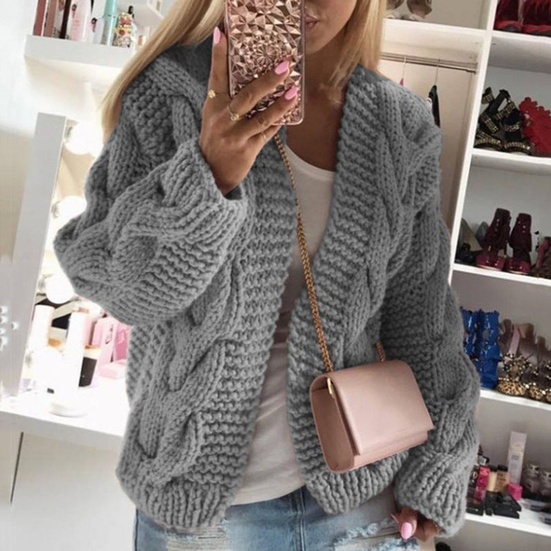 Damen Strickjacke mit grobem Zopfmuster und lässigem Schnitt ModeGeist