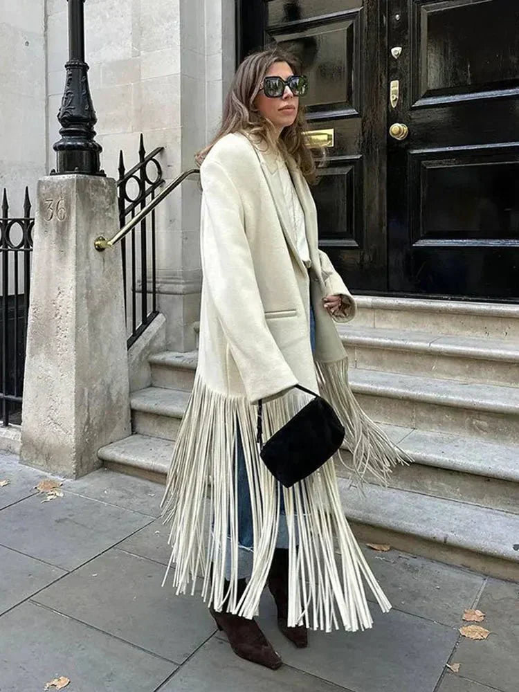 ModeGeist | Eleganter und warmer Damenwollmantel mit Quastenfransen