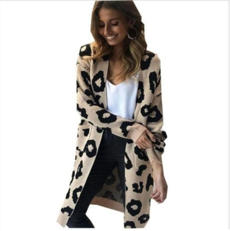 Damen Langstrickjacke mit trendigem Leopardenmuster ModeGeist