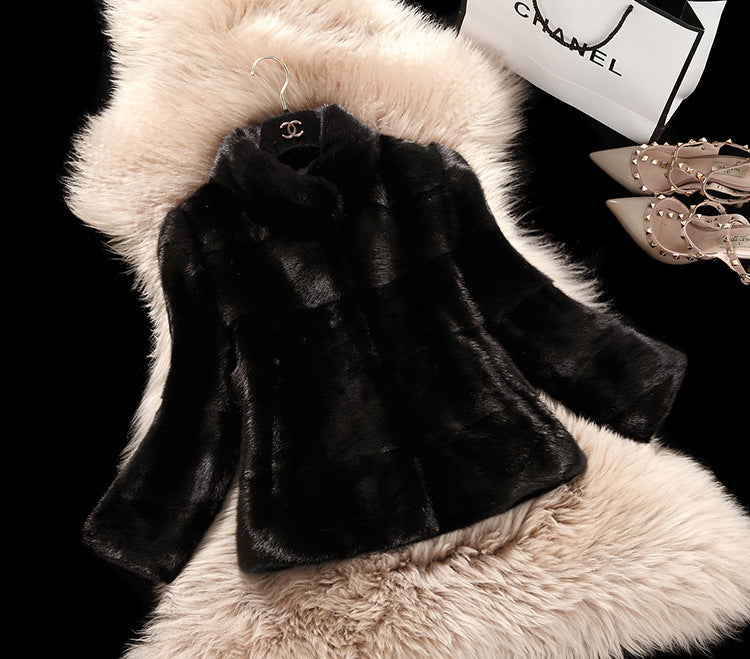 Damen Kunstpelzjacke mit modernem Schnitt und hohem Kragen ModeGeist