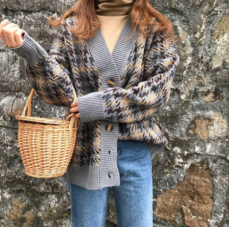 Damen Strickjacke mit modernen Zopfmuster und Holzknöpfen ModeGeist