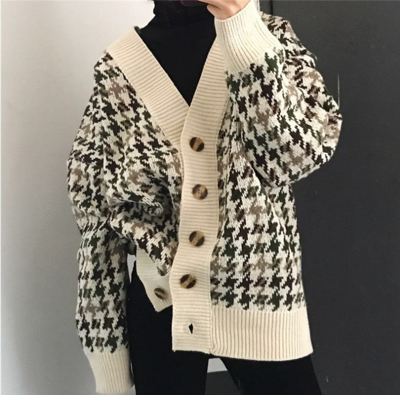 Damen Strickjacke mit modernen Zopfmuster und Holzknöpfen ModeGeist