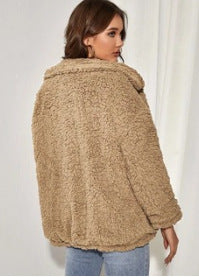 Damen Flauschige Teddyjacke mit Umlegekragen und Beuteltaschen ModeGeist